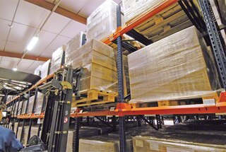 Druhá paleta postrčí první paletu směrem dozadu a zaujme její místo
