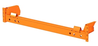 U push-back paletových regálů jsou kolejnice připevněny k nosníkům