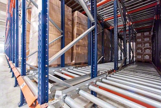 Palety se uvnitř zálivu pohybují vlastní vahou