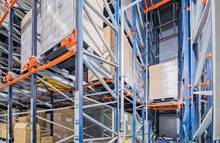 Díky kompaktnímu designu zabírají vertikální dopravníkové výtahy málo místa