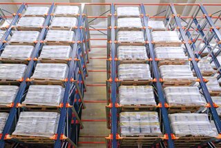 Systém drive-in je ideální pro skladování velmi homogenní skladby zboží Systém drive-in je ideální pro skladování velmi homogenní skladby zboží