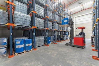 Kompaktní skladování snižuje logistickému centru náklady na podlahovou plochu