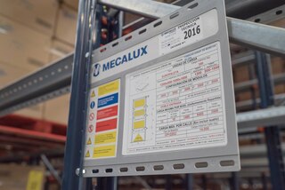 Na štítcích umístěných na viditelných místech paletového systému vjezdových regálů drive-in jsou uvedeny technické údaje regálů