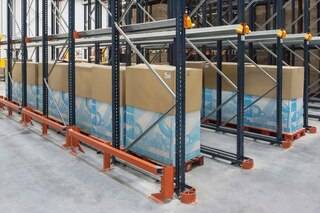 Patky stojin jsou opatřeny bočními kryty, aby se nepoškodila jejich konstrukce Patky stojin jsou opatřeny bočními kryty, aby se nepoškodila jejich konstrukce